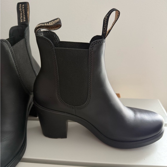 Blundstone Black Leather Block-Heel Boots - Picture 4 of 8